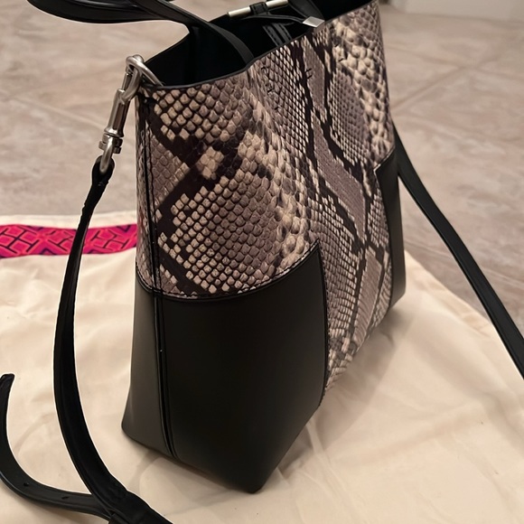 ❤️👜TORY BURCH❤️👜 Block-T Embossed Mini Tote - Picture 9 of 14